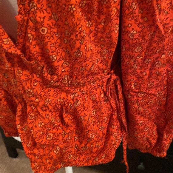 Universal Thread wrap long-sleeve top. Size M. Burnt orange floral pattern - Picture 3 of 15